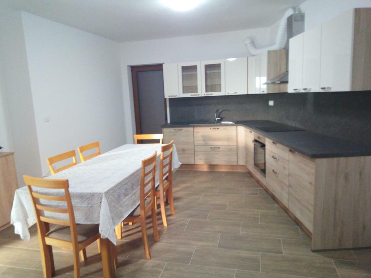Apartmaji Matazin Črni Kal Exterior foto